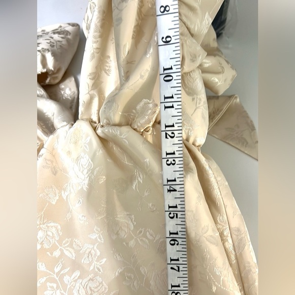 NWT,Fashion Nova, Jasmine Tea
Babydoll Dress in Soft Cream, Size Medium - Picture 9 of 10